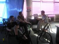 Skype konferencija, 1: U zagasitim tonovima, Goran se izvrnuo, Brane priča sa Robertom, a Filip sve to fotografiše - pripreme za konferenciju su gotove.